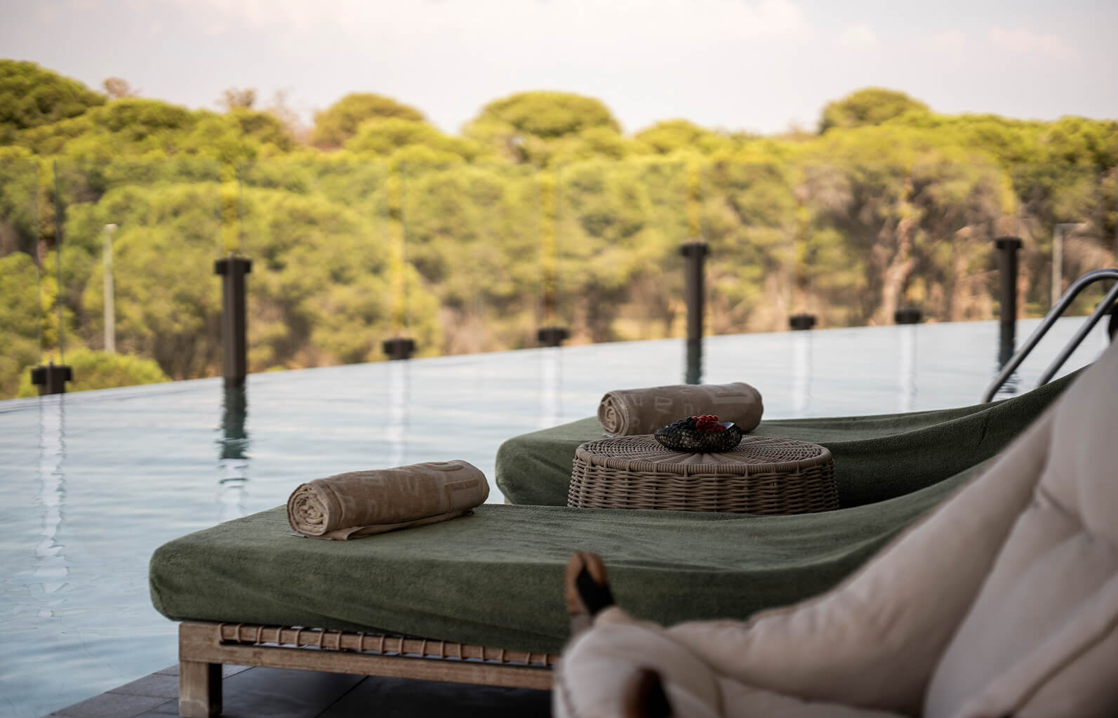 Ethno Hotels Konaklama Odalar Suitler Corner Suite Swim Up Alt Banner Slider 12